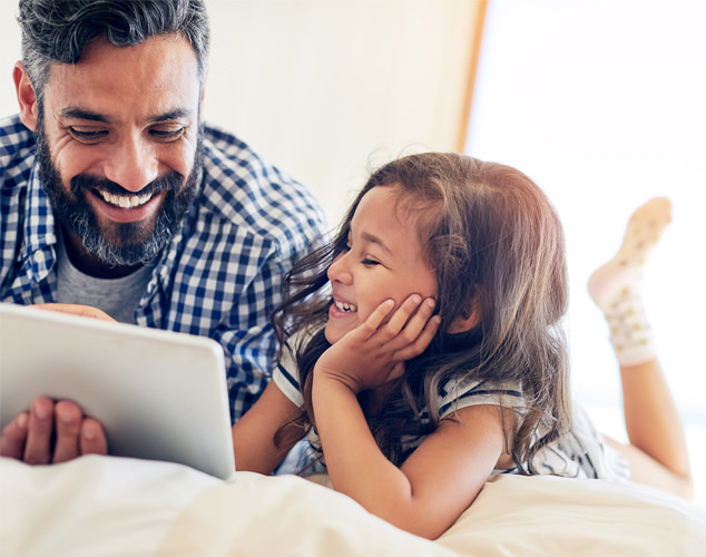 Padre e hija viendo una iPad
